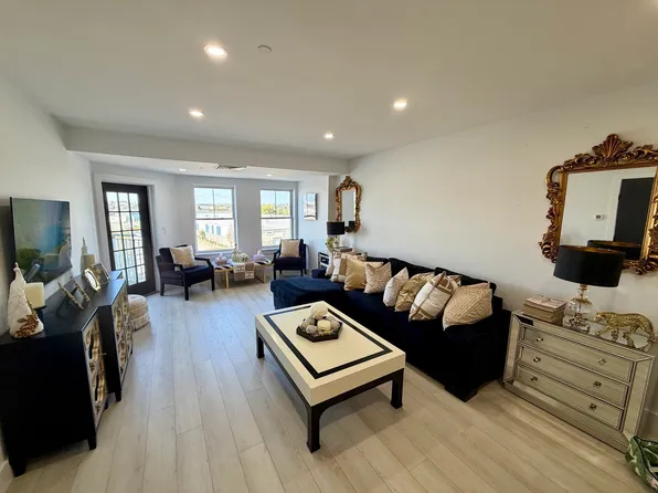 10 Seaport Dr APT 2617, Quincy, MA 02171