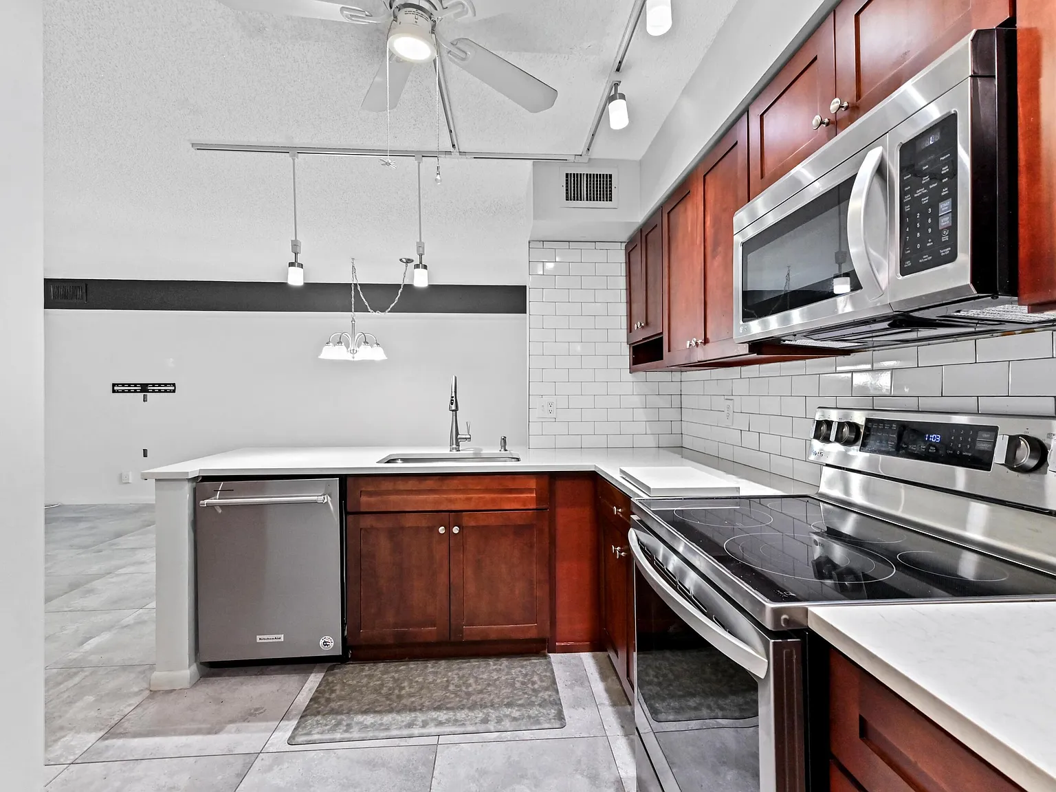 2 bed, 2.0 bath, 1040 sqft, $1,650 — Photo 4
