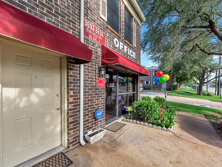 Hulen Park Place — Photo 10