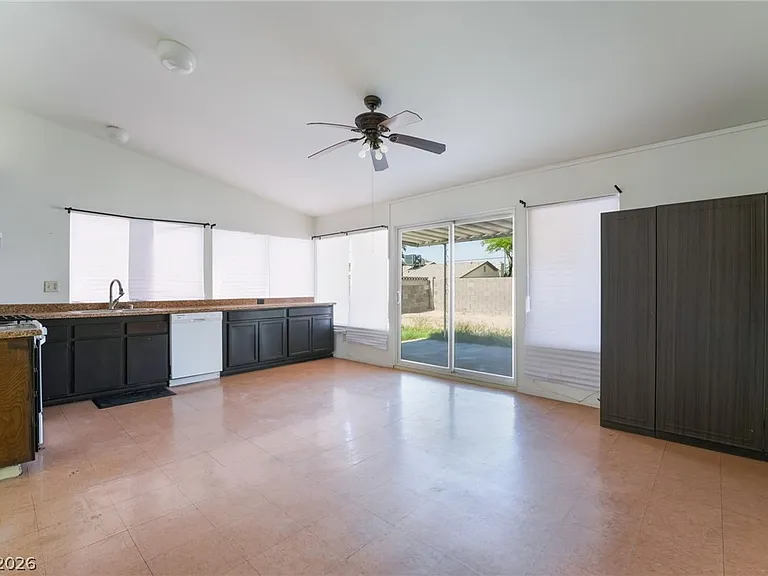 2102 E Russell Rd — Photo 8
