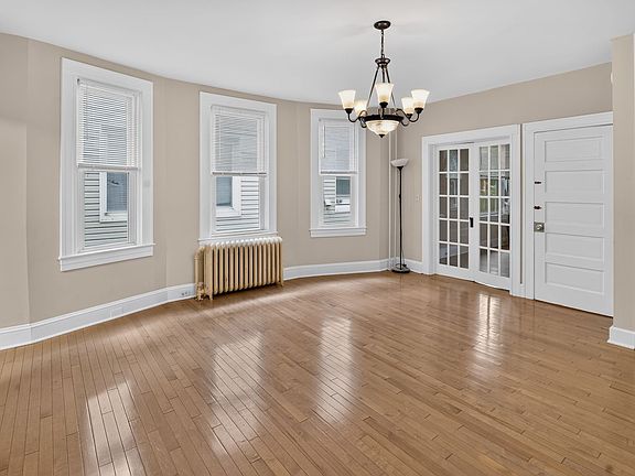 3rd image of 421 Charter Oak Ave