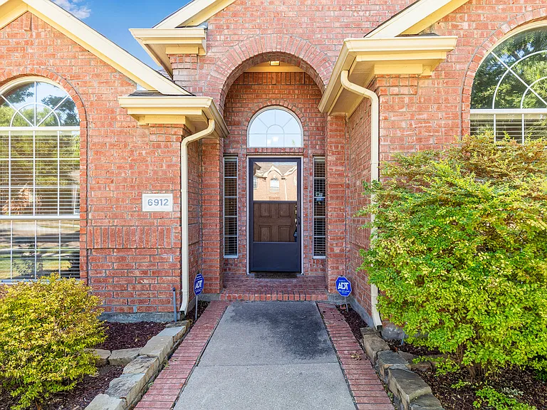 6912 Harvey Ln — Photo 2