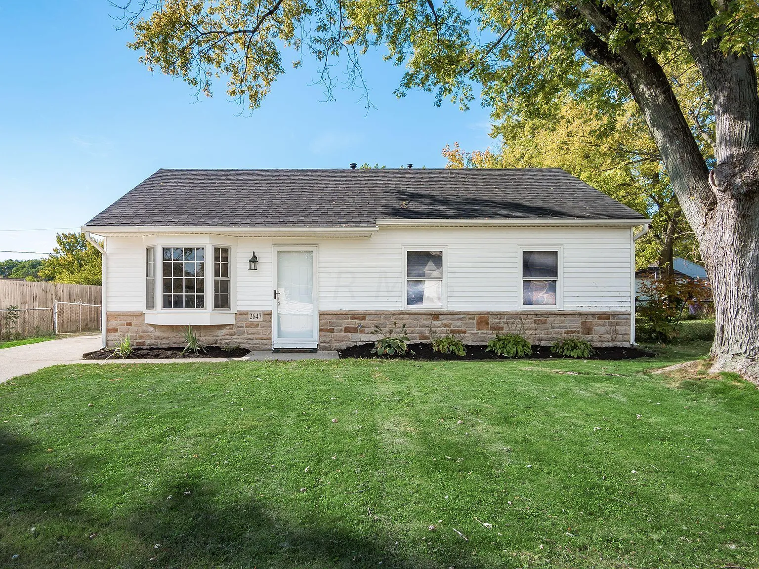 2647 Sherborne Cres photo 1