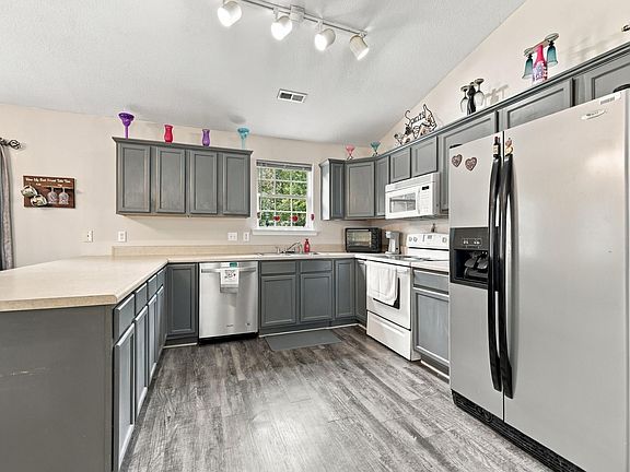 5th image of 270 Chateau St