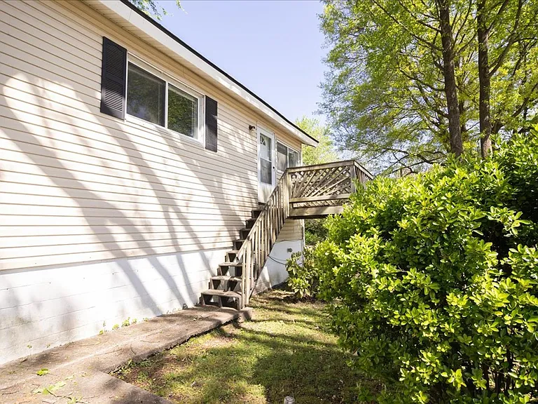 1096 Herndon St NW #B — Photo 3
