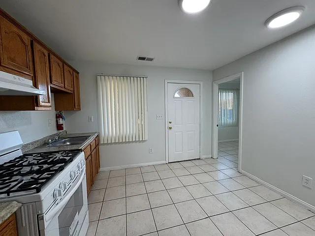 3 bed, 850 sqft, $2,999 — Photo 3