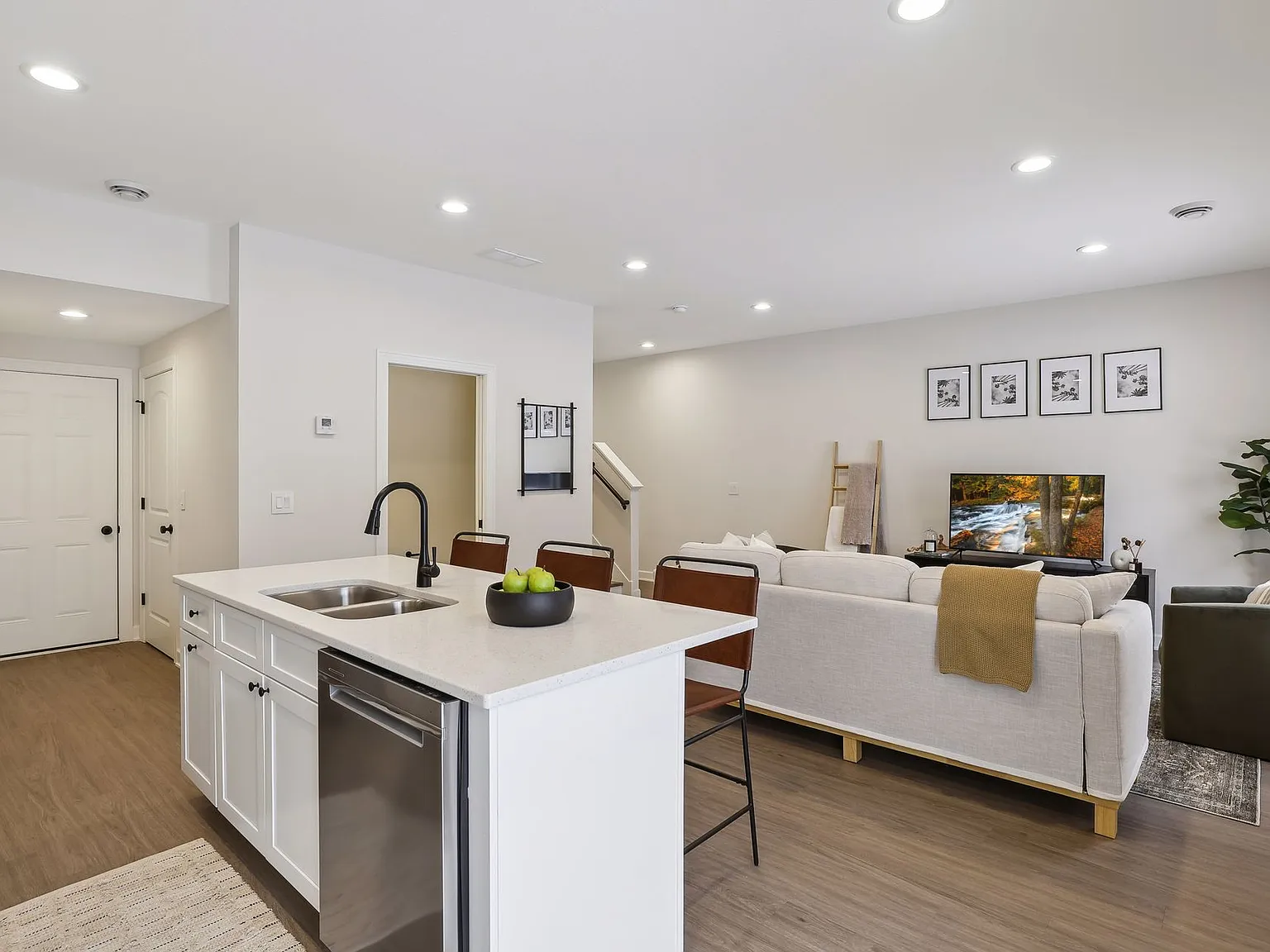 3 bed, 2.5 bath, 2425 sqft, $2,425 — Photo 2