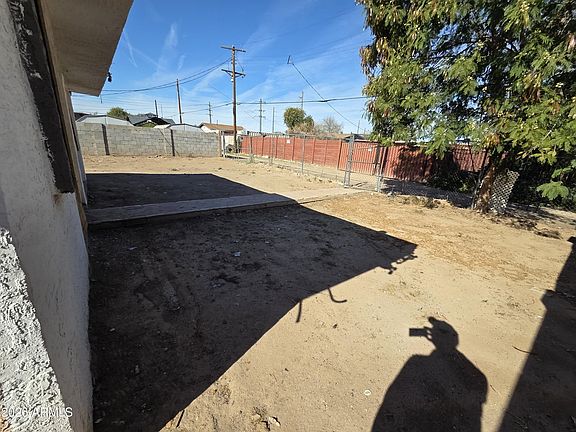 3rd image of 1324 W PECAN Road