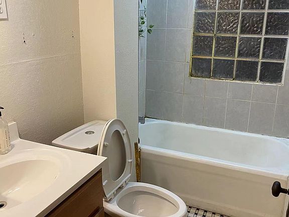 5th image of 2504 N Oakland Ave