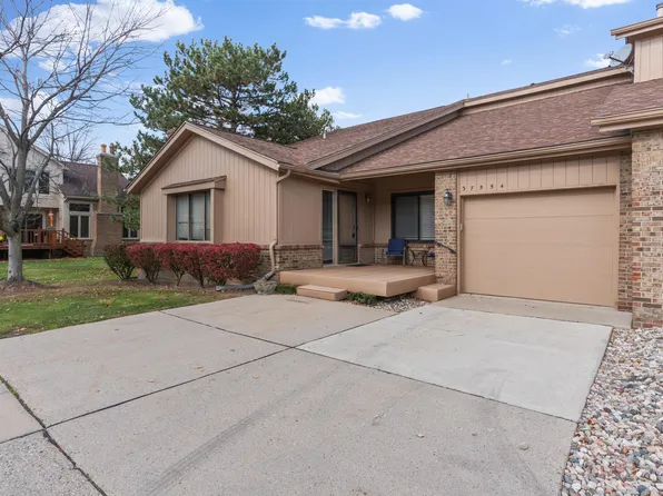 37554 N Laurel Park Dr, Livonia, MI 48152