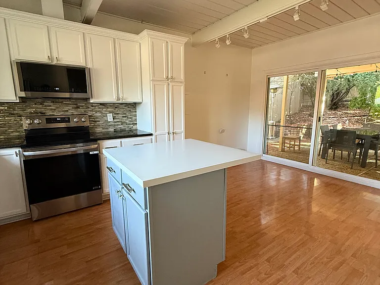 2180 Geary Rd #1 — Photo 17