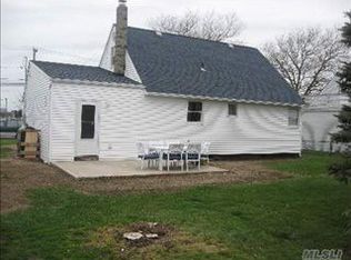 420 Granada Pkwy, Lindenhurst, NY 11757