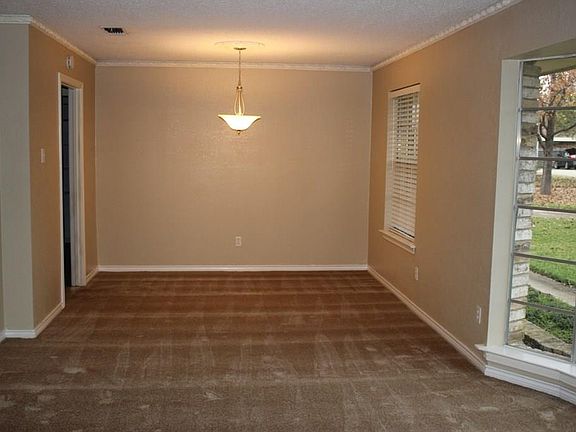 3rd image of 928 Creekbend Cir