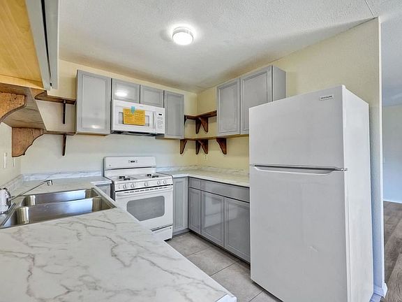 2nd image of 521 Calle Montecito Unit 106