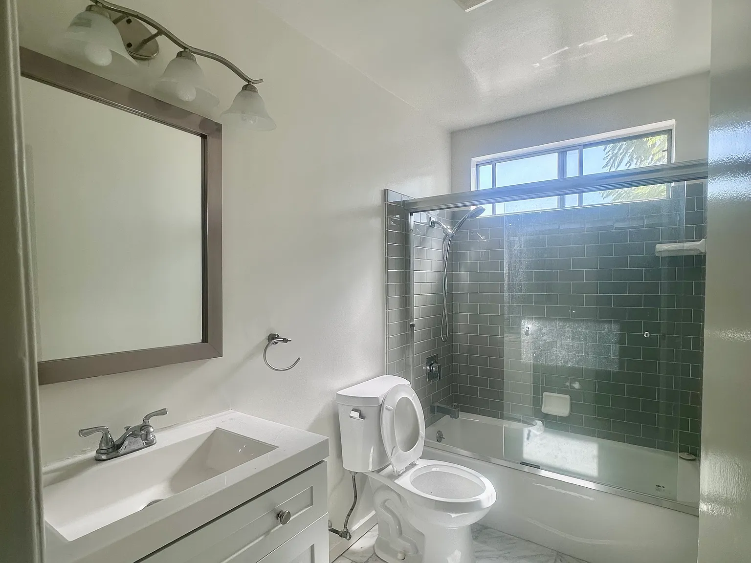 150 N Clark Dr — Photo 3