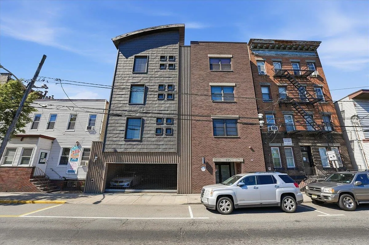 2 bed, 2.0 bath, 1000 sqft, $3,000 — Photo 1