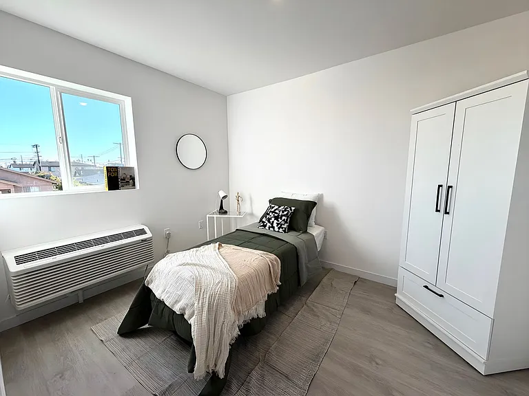 Gorgeous 1 bed/1 bath Apartments ~ LA City Section 8 Voucher Accepted! — Photo 13