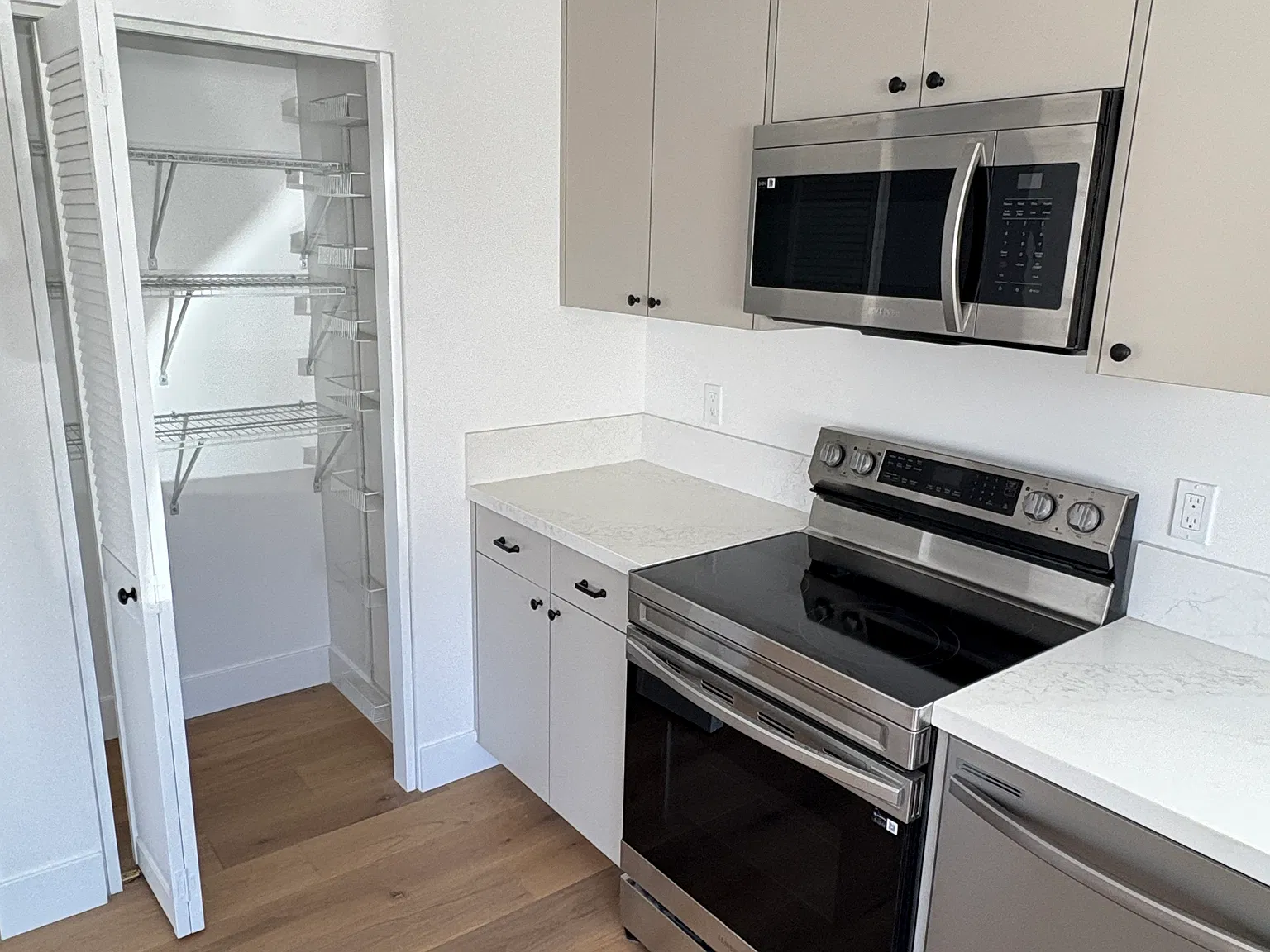 2 bed, 800 sqft, $3,295 — Photo 3