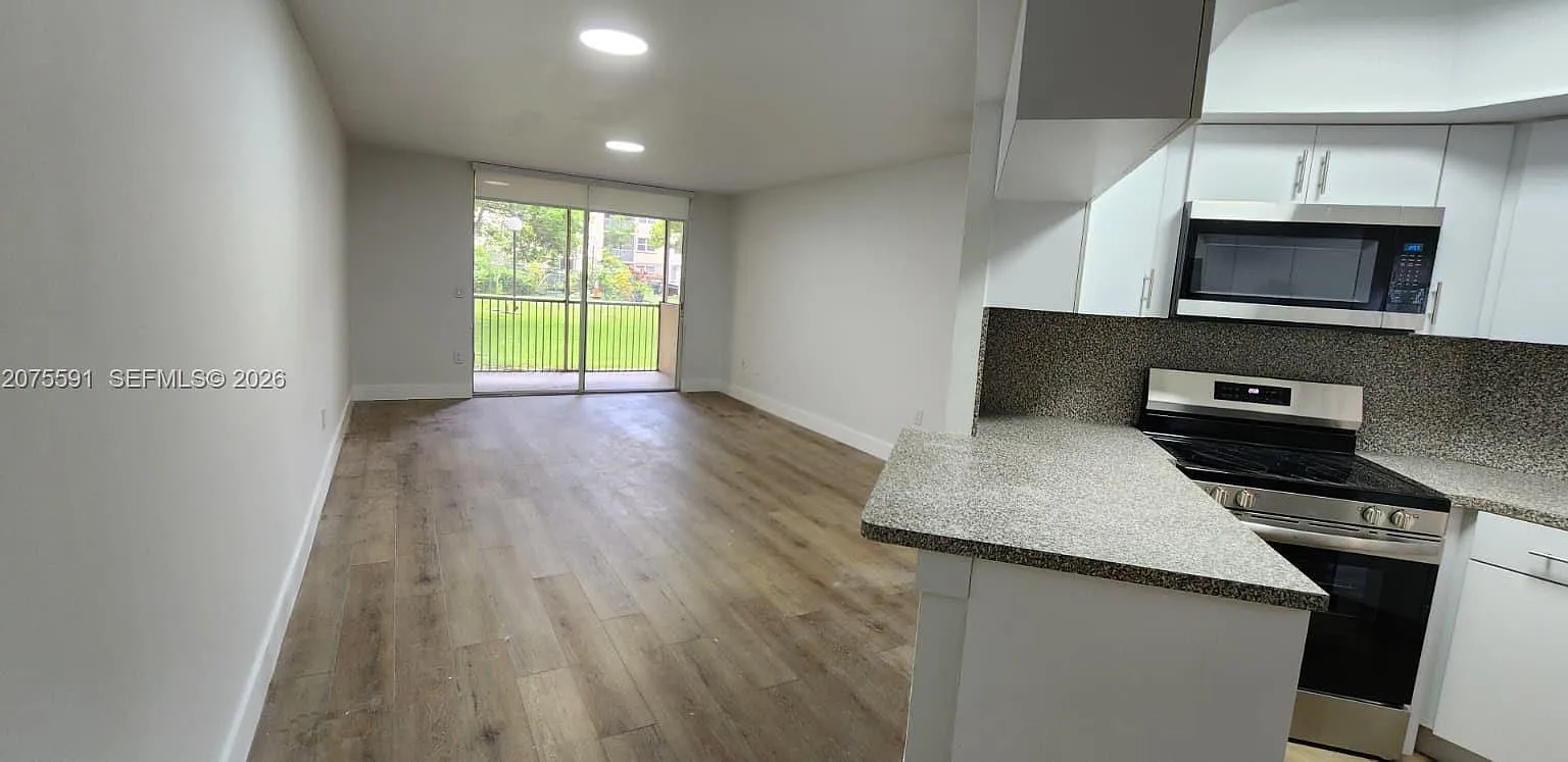 Las Vistas At Doral Condo — Photo 1
