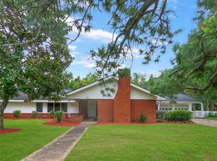 907 E Magnolia St, Angleton, TX 77515