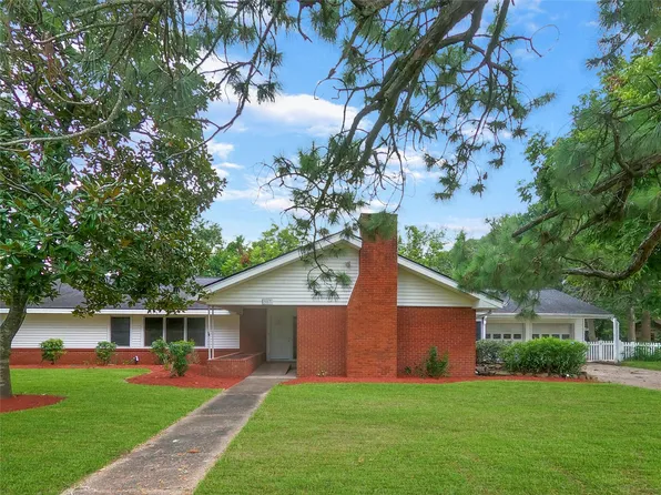 907 E Magnolia St, Angleton, TX 77515
