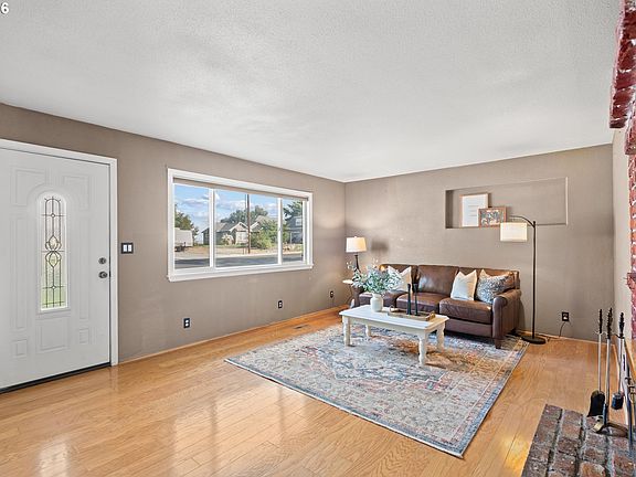 3rd image of 710 E View Dr