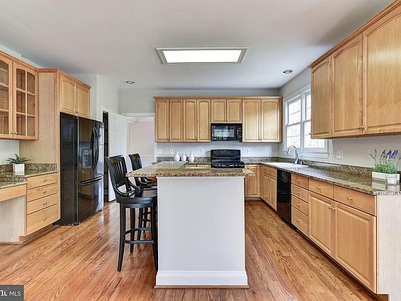 5th image of 13715 Lakewood Ct