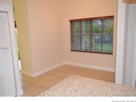 5th image of 913 Tanglewood Cir