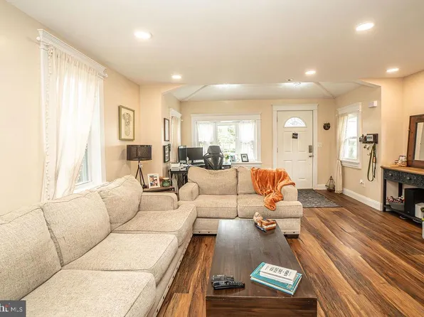 19 Hazel Ln, Pine Hill, NJ 08021