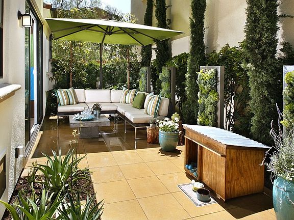 Photos shown are of the model homes and are for illustrative purposes only.
