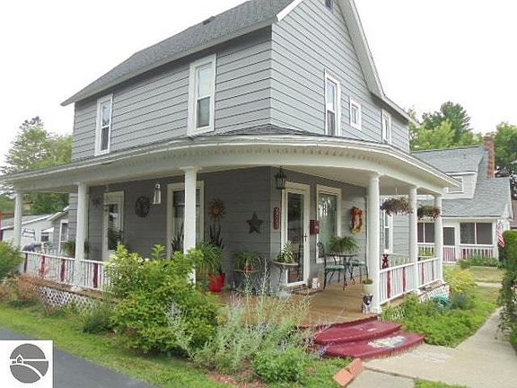 4th image of 221 N 1st St
