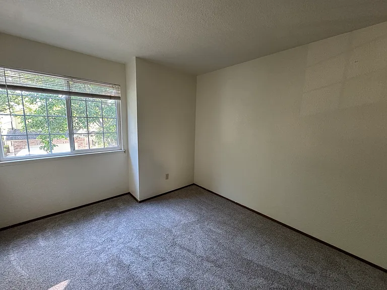 1870 Wembley Ct — Photo 23