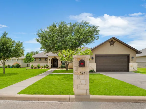 121 FAIRWAY DR, Floresville, TX 78114