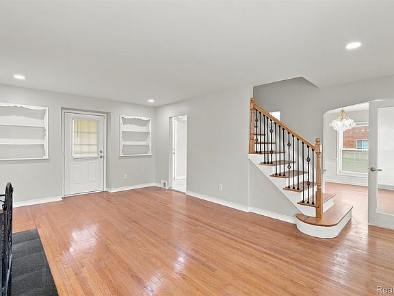 4th image of 16130 Whitcomb St