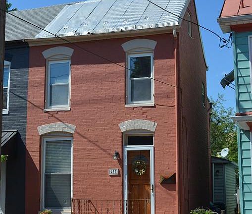 Well-maintained end unit row home downtown Frederi