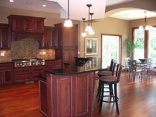 Kitchen & Eat-in Area