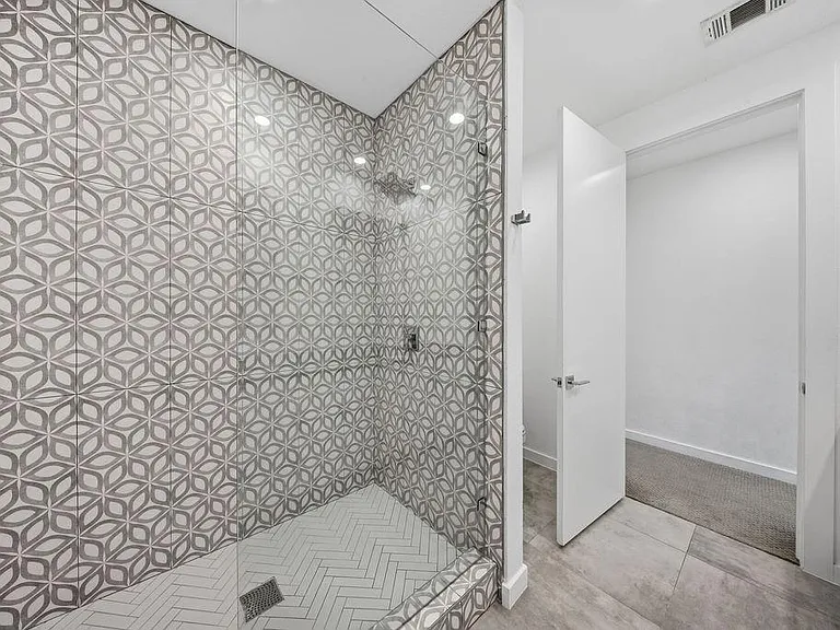 2722 Hondo Ave — Photo 8