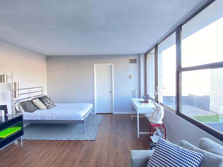 450 W 7th St #201 — Photo 2