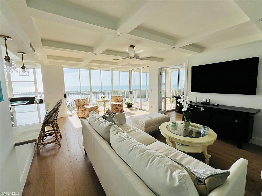 2 bed, 2.0 bath, 1263 sqft, $9,500 — Photo 2