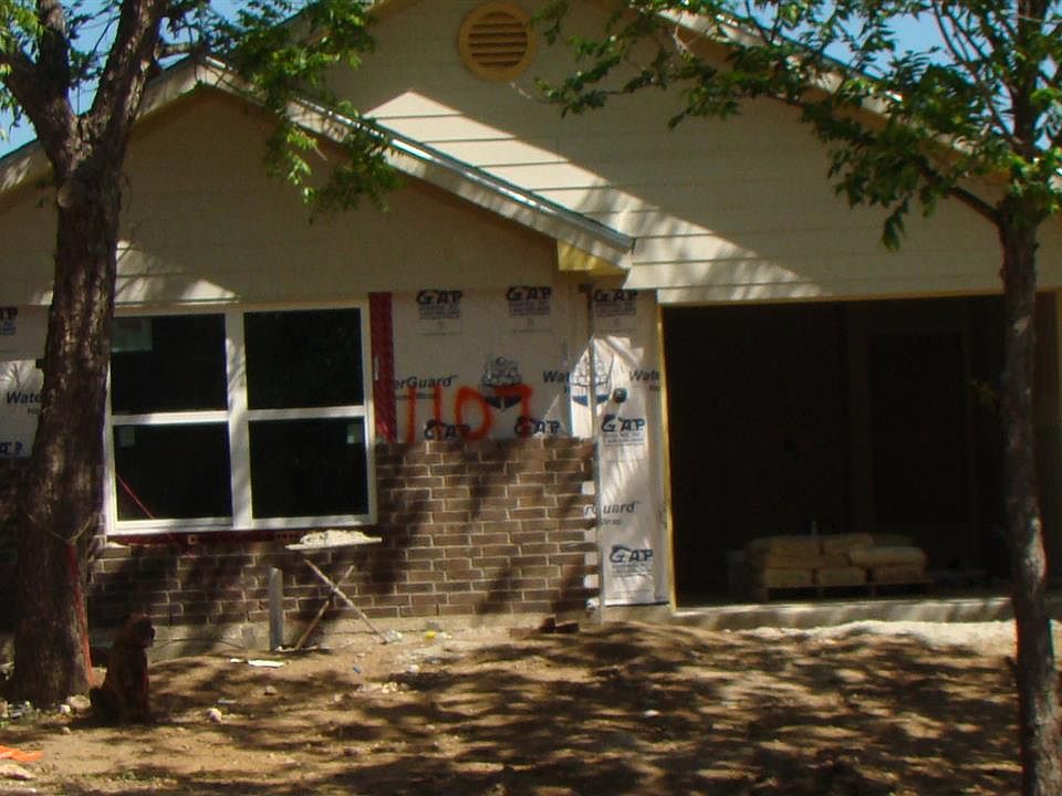 1st image of 1107 E Avenue F