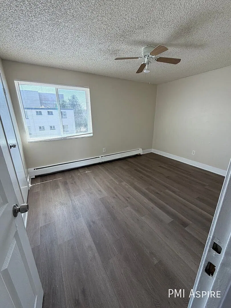 Aurora Apartment with Excellent Access to Transit & Shopping — Photo 4