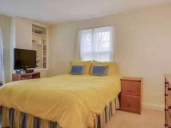 22-88 Roberts Dr #22-88, Bedford, MA 01730