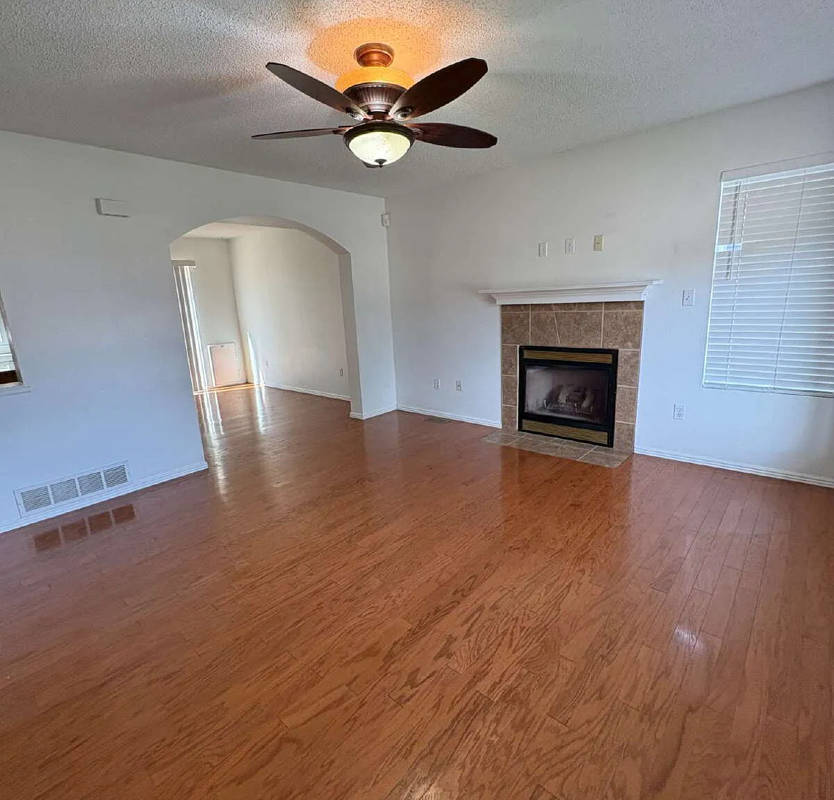 4 bed, 3.5 bath, 2026 sqft, $2,435 — Photo 4