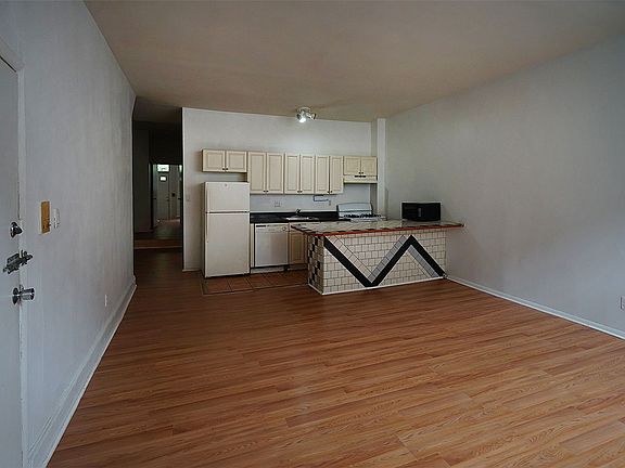 3rd image of 721 Bainbridge St Floor 1