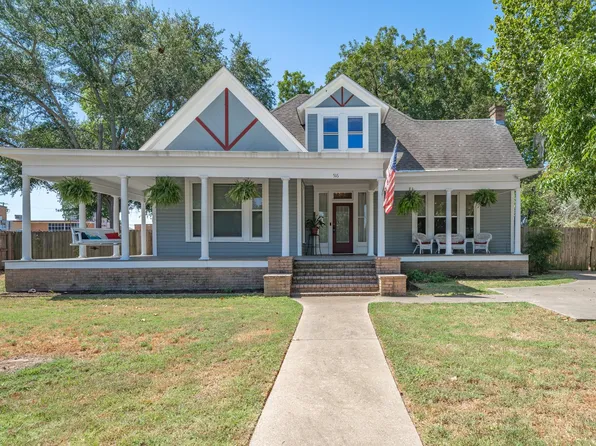 516 E College St, Athens, TX 75751