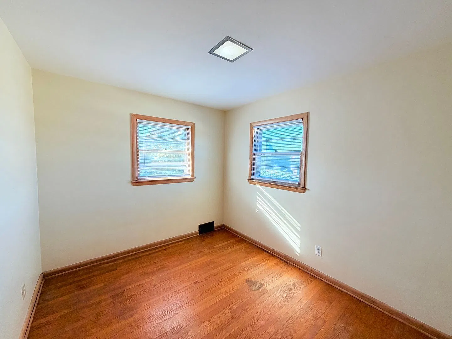 3 bed, 1.0 bath, 1158 sqft, $1,498 — Photo 3