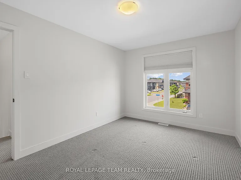 799 Cairn Cres — Photo 39