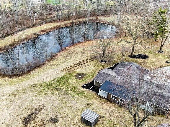 4th image of 10241 Eaton Pike