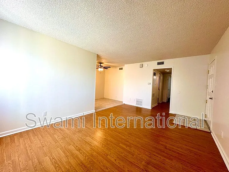1535 W 102nd St #6 — Photo 6