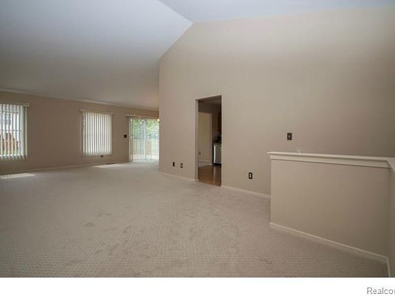 4th image of 446 N Oak Dr #1